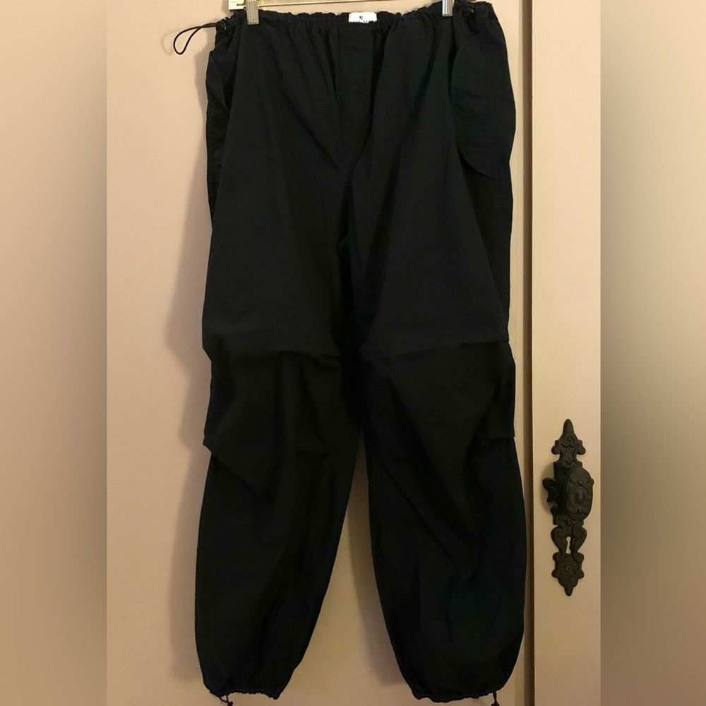 True Craft's Women’s Black Cargo Pants - Picture 2 of 8